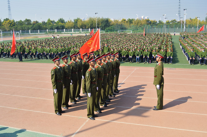 据了解,在为期15天的军训中,军训团将进行国防教育,基本队形,队列动作